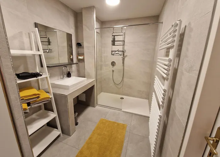 Im Schlosshof * 蒙德湖