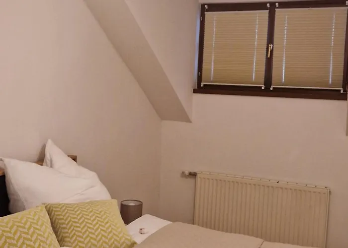 Im Schlosshof 蒙德湖